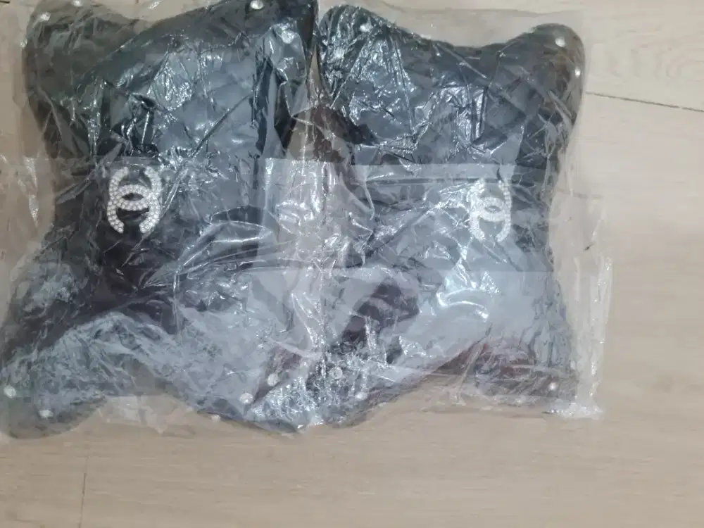 Bantal Kursi Mobil Chanel 2 pasang