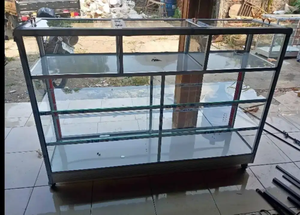 Etalase Kaca Baru