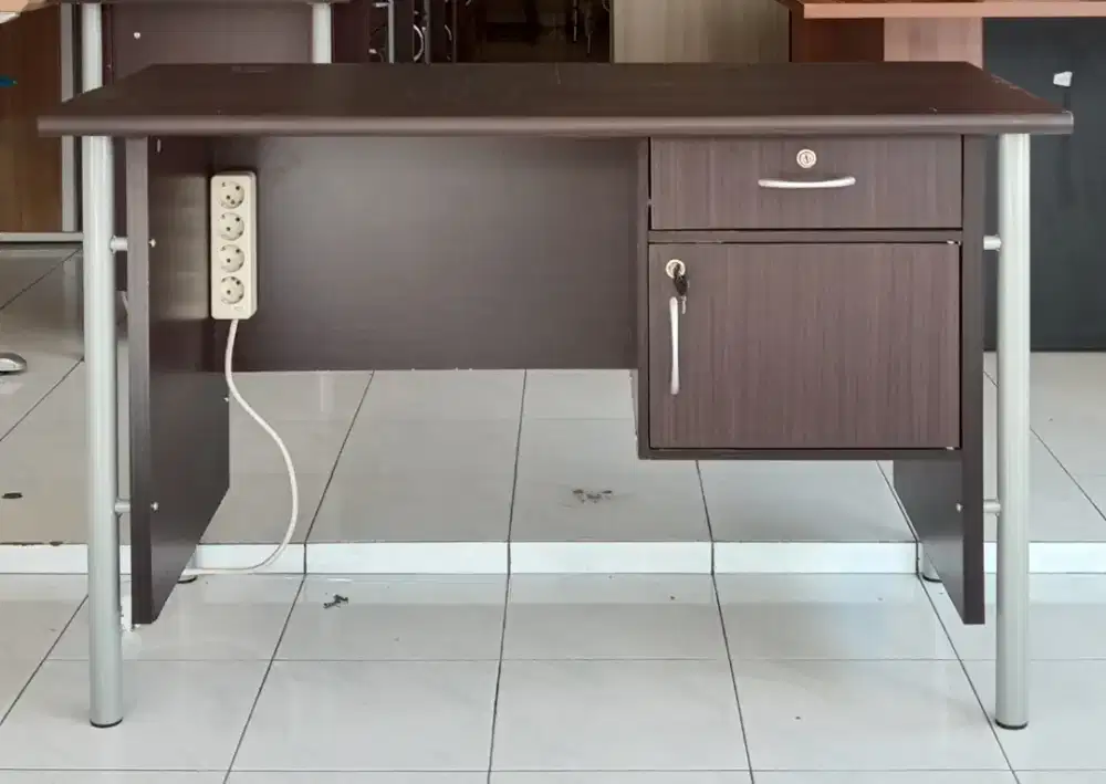 Meja Kerja Kaki Besi