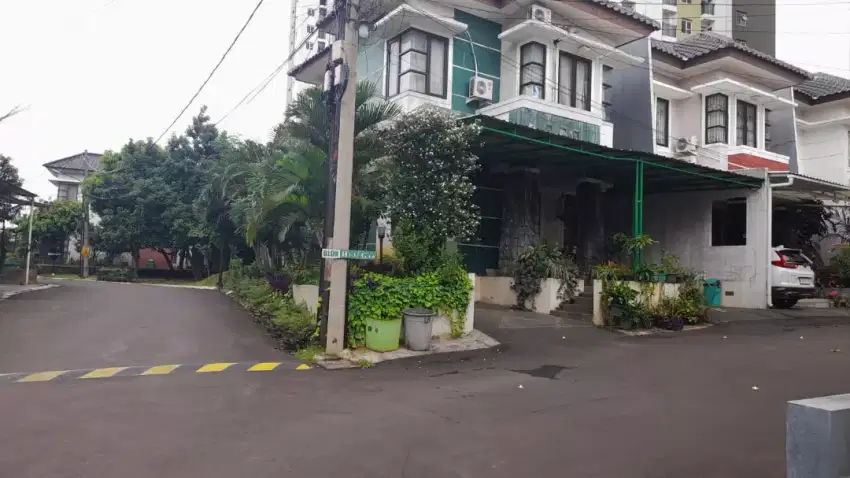 Rumah second terawat dalam komplek besar jual cepat