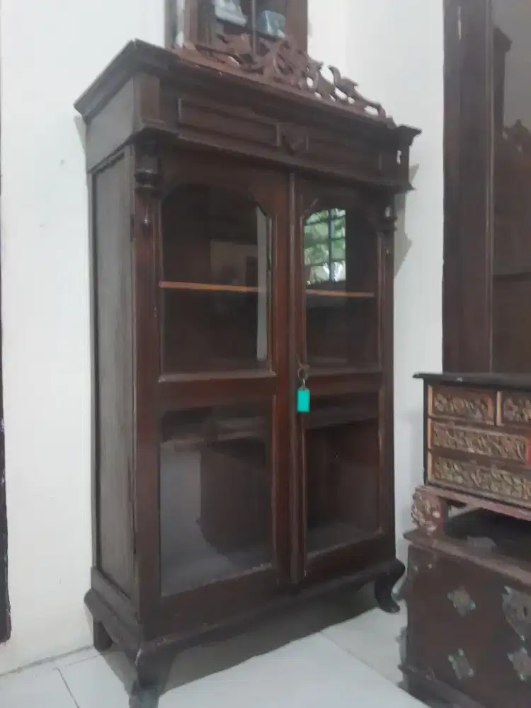 Lemari pajangan antik tua