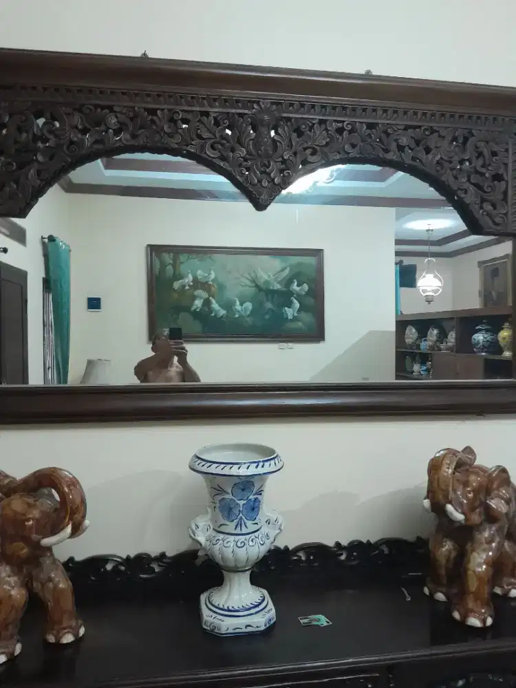 Bufet dan cermin antik dan besar