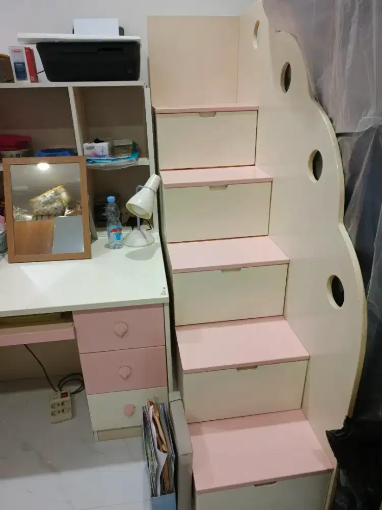 Laci tangga warna putih dan pink