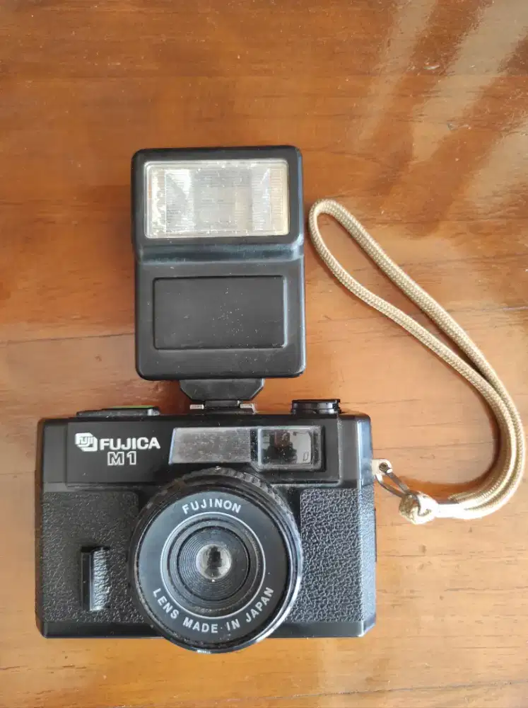 Kamera foto analog Fuji lawas jadul