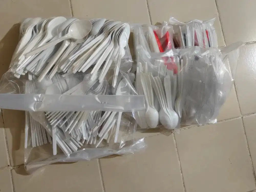 Sendok makan plastik