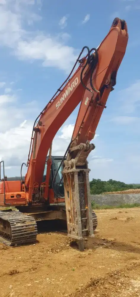 Excavator SUNWARD SWE210 TAHUN 2021 BUCKET + BREAKER Harga 750jt NEGO