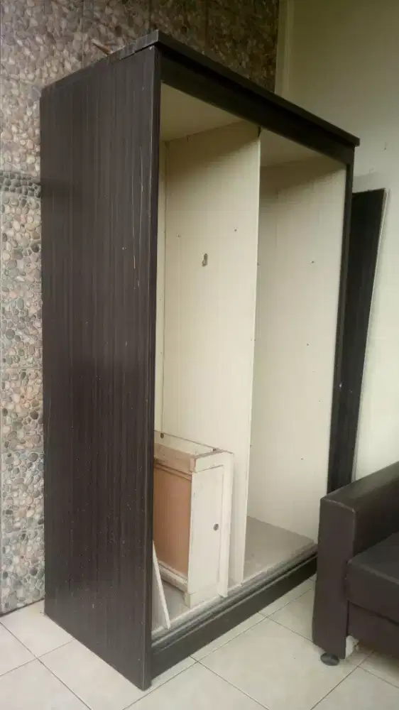 Lemari pakaian ukuran besar