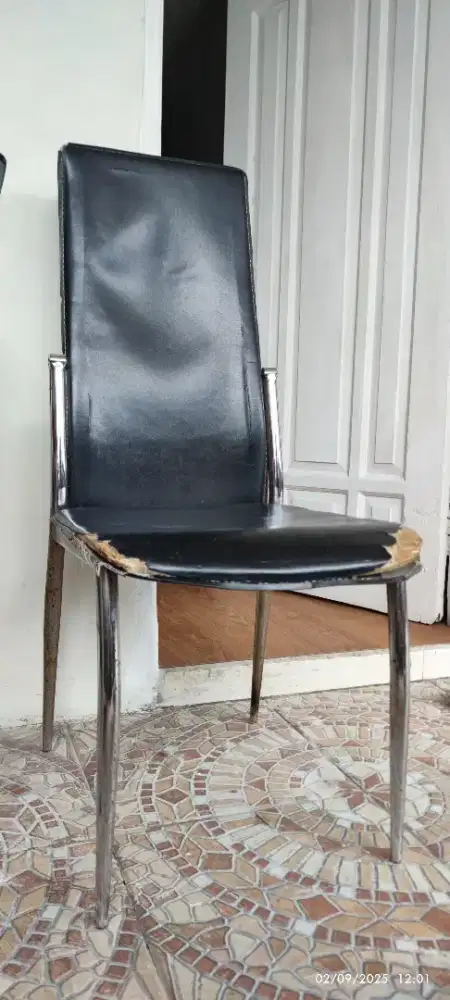 Kursi untuk meja makan