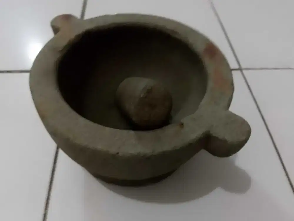 Tumbukan / lumpang batu asli.