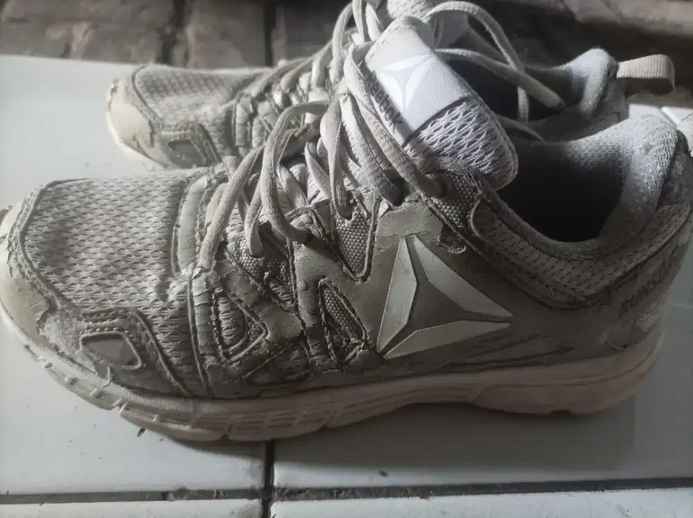 Sepatu reebok runsupreme  women size 37 original