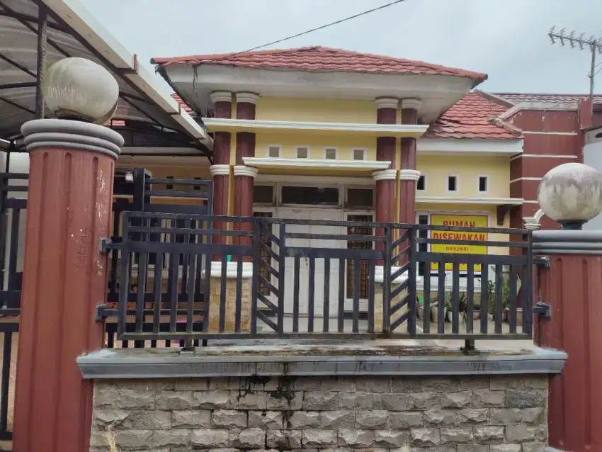 Disewakan Rumah Siap Huni, strategis dekat Mall Living world