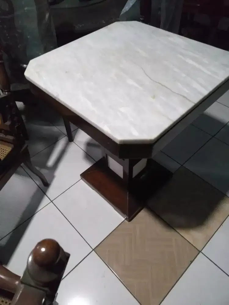 Meja kanjengan marmer, stempel batavia