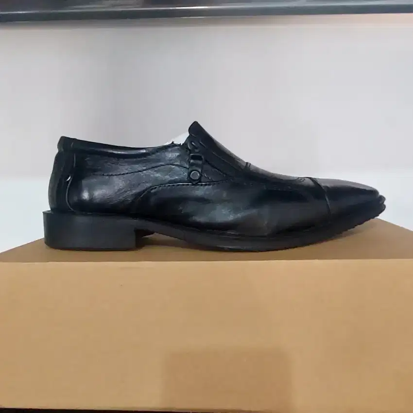 Ready sepatu pantofel murah buat pria bahan kulit asli