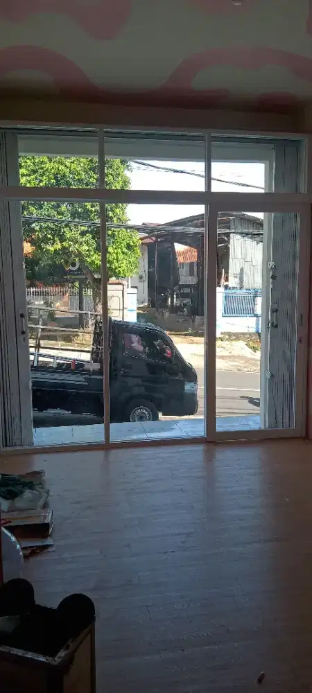 Partisi kaca almunium