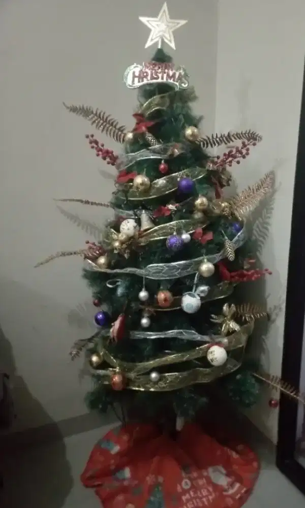 Pohon natal dan aksesories