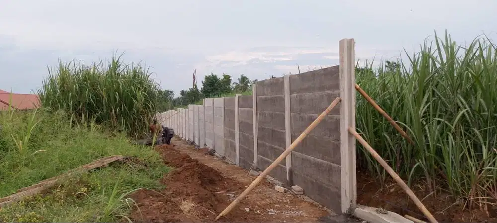 Pagar panel beton area Sampang