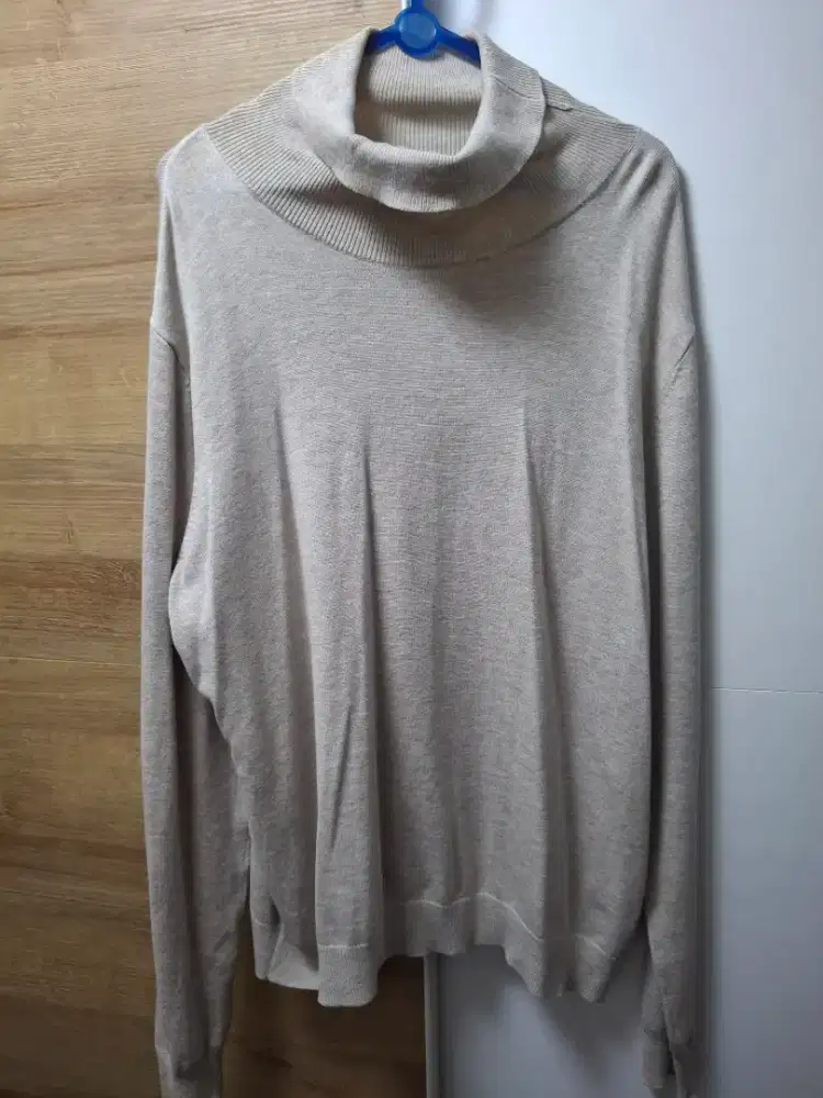 Beige semi sweater merk H&M ori ukuran M.