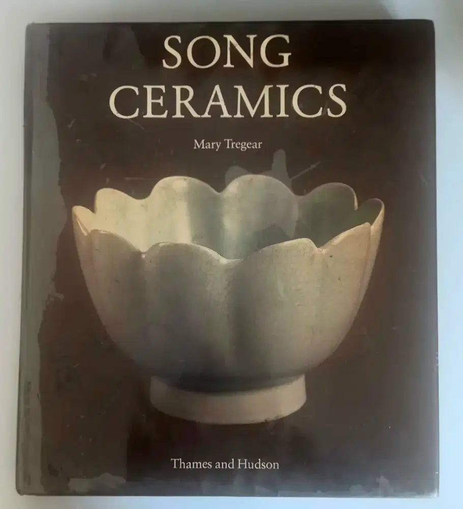 SONG CERAMICS BOOK 1982
Mary Tregear 
Thames and Hudson London