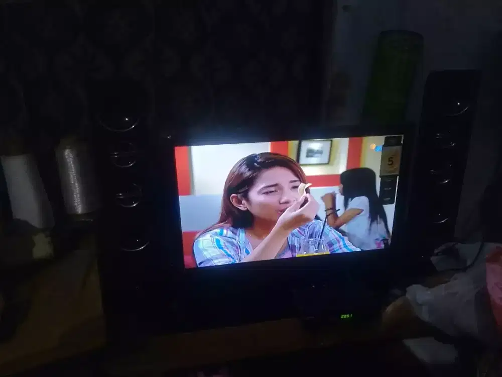 TV POLYTRON 24 Inchi speaker tower Kepanjen