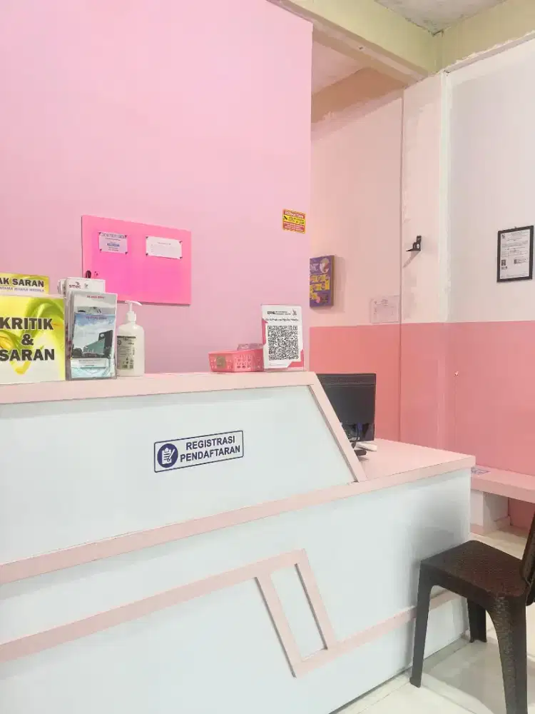 Meja resepsionis/kasir/pendaftaran