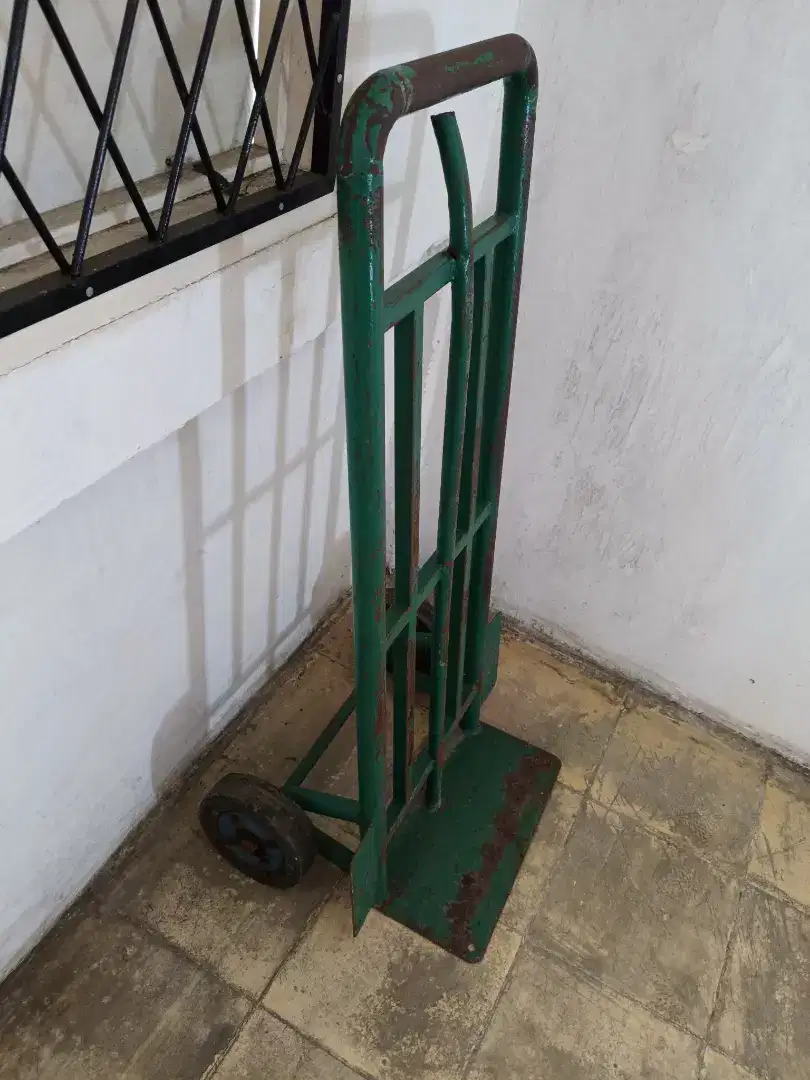 Troli untuk bantu angkut barang