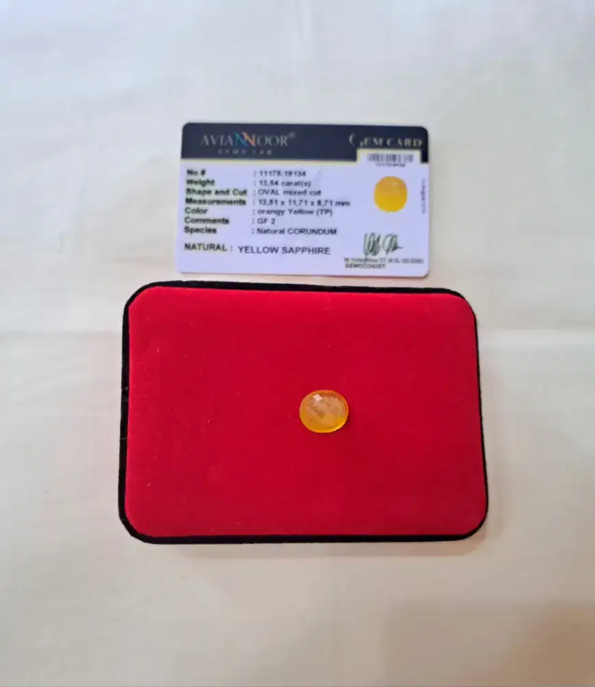 Yellow saphire natural