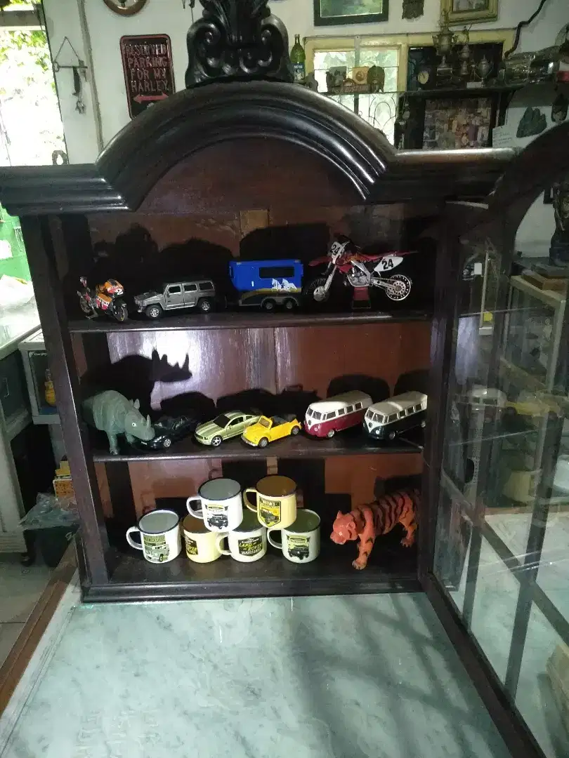 Lemari pajangan gantung