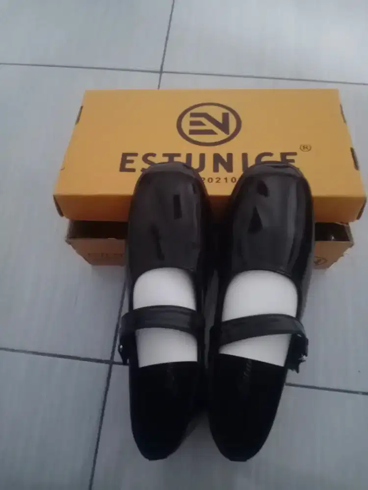 Sepatu flat hitam No. 39