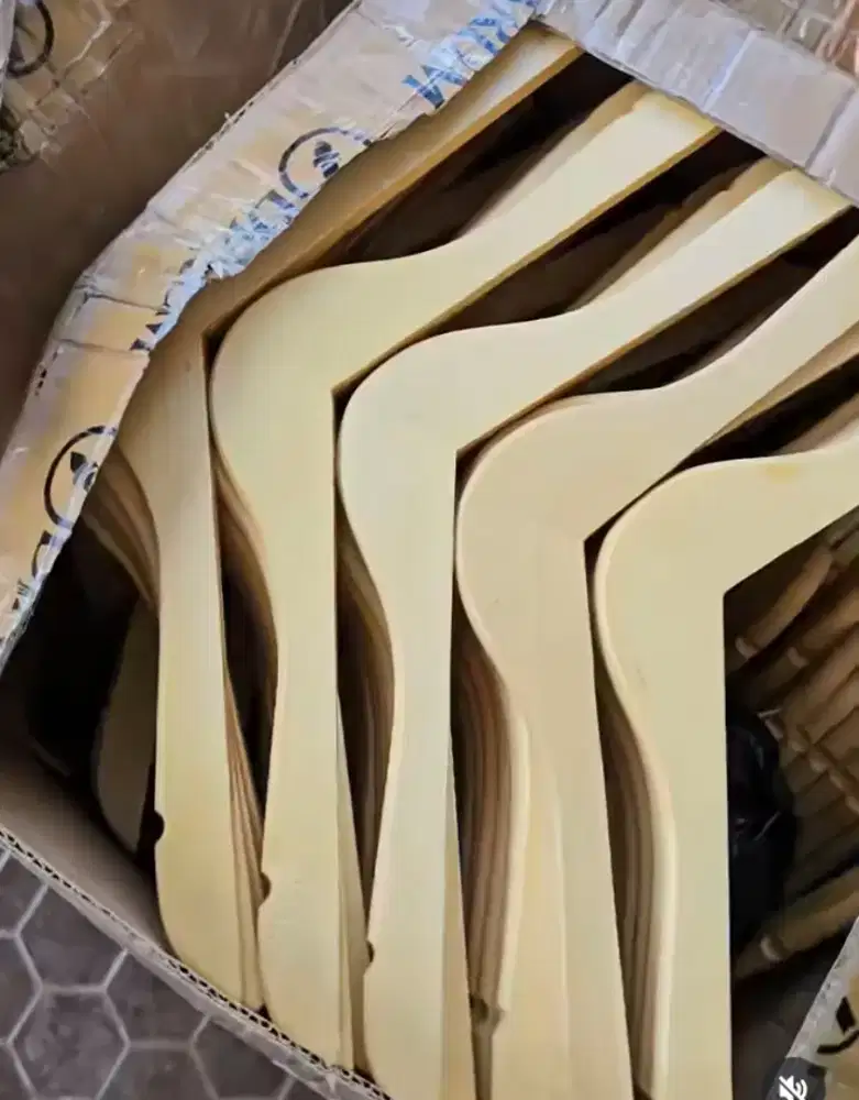 Hanger kayu gantungan. Baju