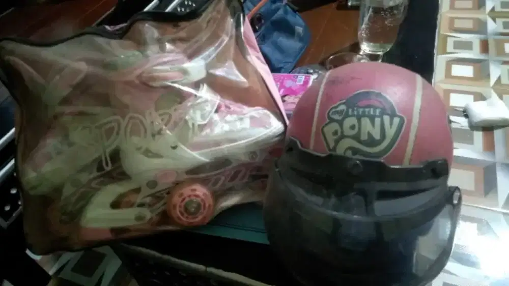 sepatu roda anak plus helm kudapony