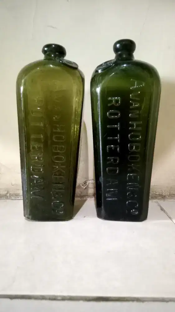 Sepasang botol kuno jaman Belanda