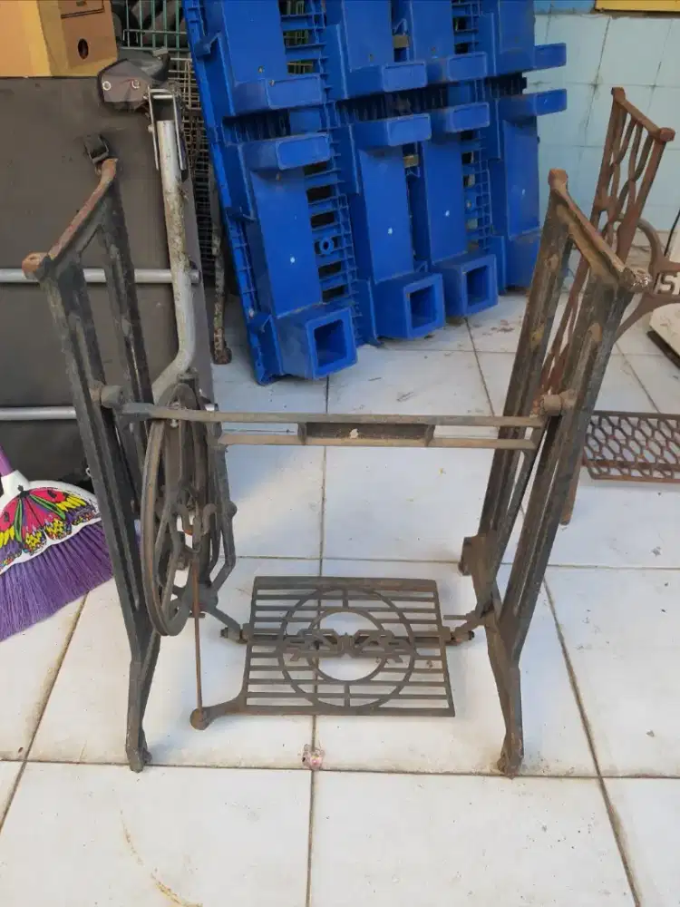 KERANGKA MESIN JAHIT P BEKAS
