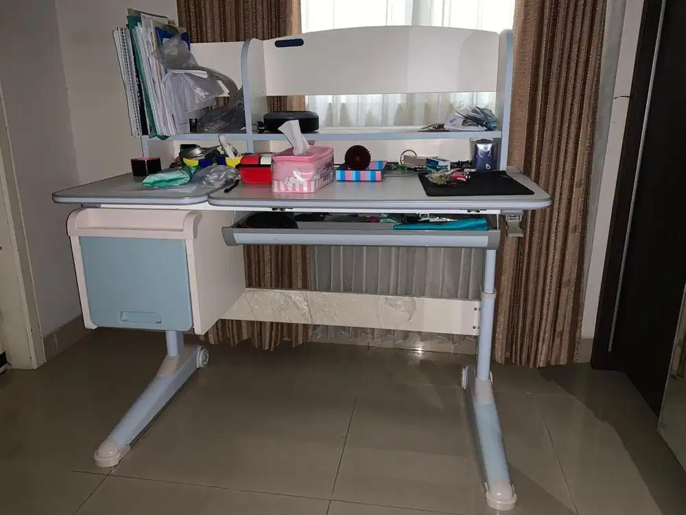 Meja anak ergonomis biru muda (hanya meja saja)