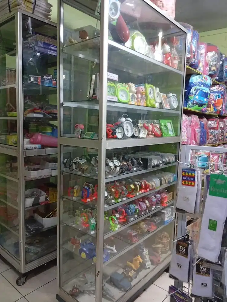 Etalase untuk display barang