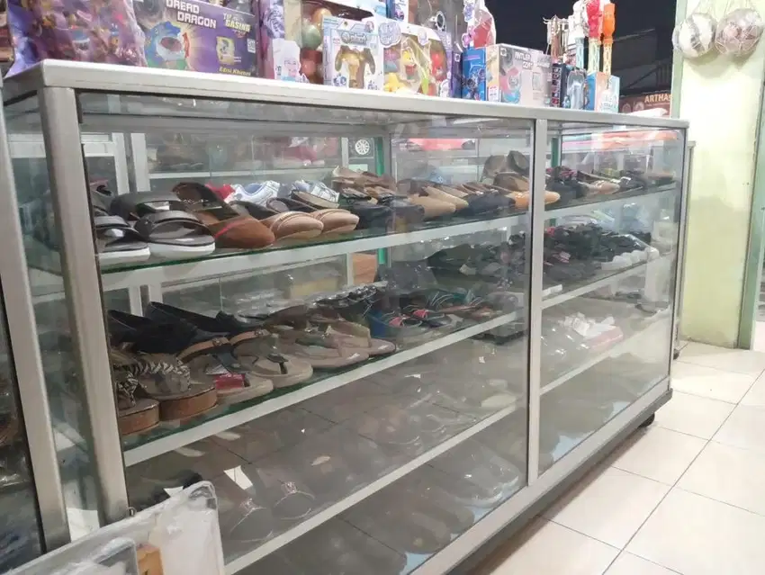 Etalase display barang panjang