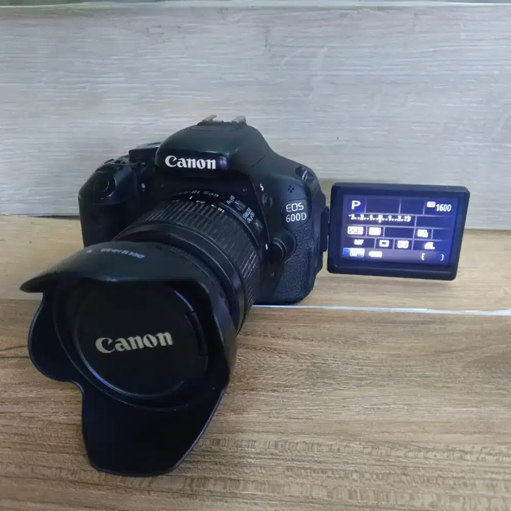 Kamera DSLR Canon 600D Layar Flip