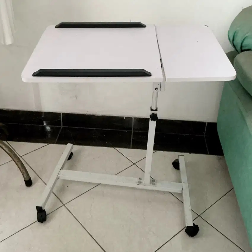 Meja komputer / laptop