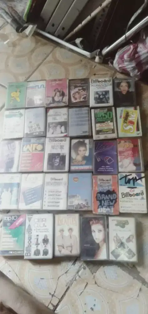 Slhkn plh slh 1 dr kaset pita lagu2 lawas mgkn ada yg tertarik murah