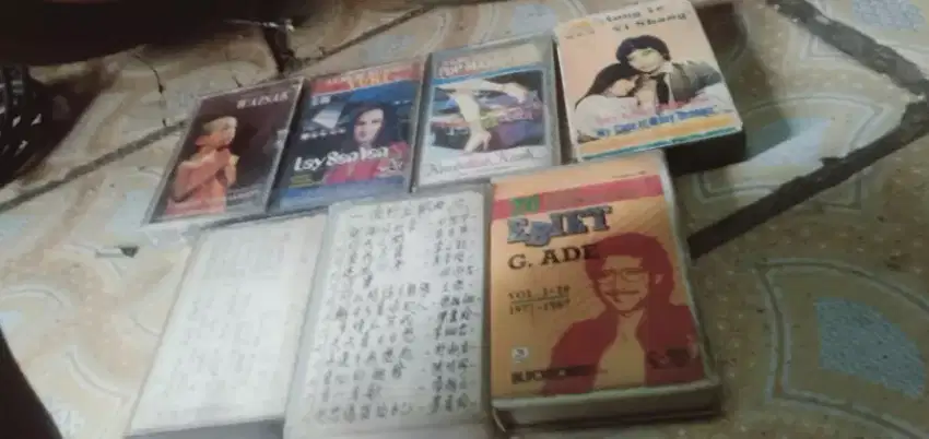 Se lg ada & slhkn plh slh 1 dr kaset pita lagu2 lawas mgkn ada yg bth