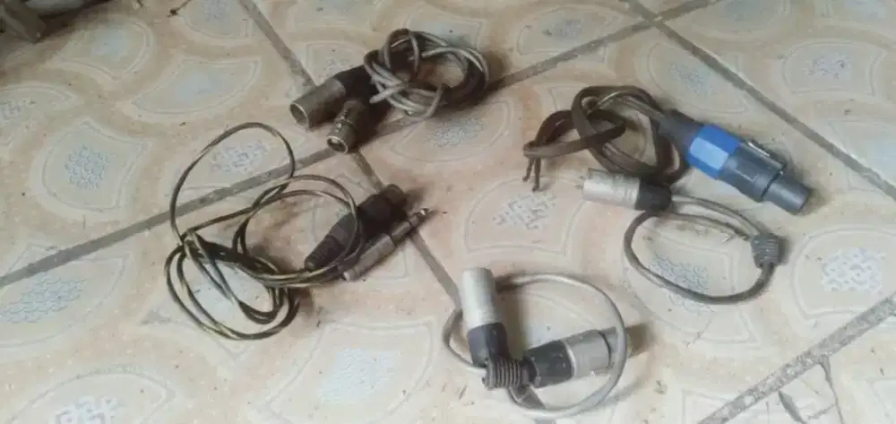 Se paket kelengkapan mick karaoke mgkn ada yg perlu murah sj cpt