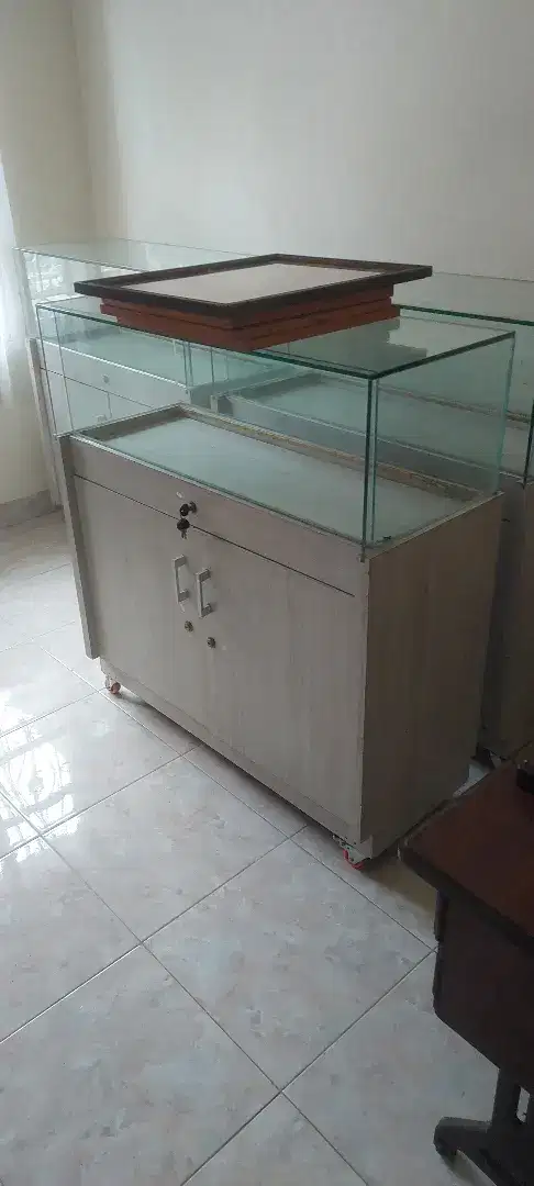 Lemari kaca display etalage lengkap dengan kunci