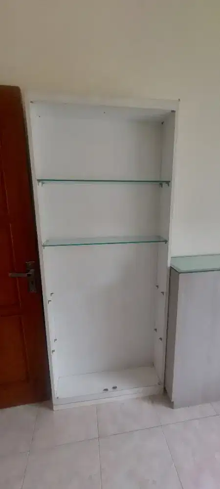 Rak buku kaca dijual apa adanya