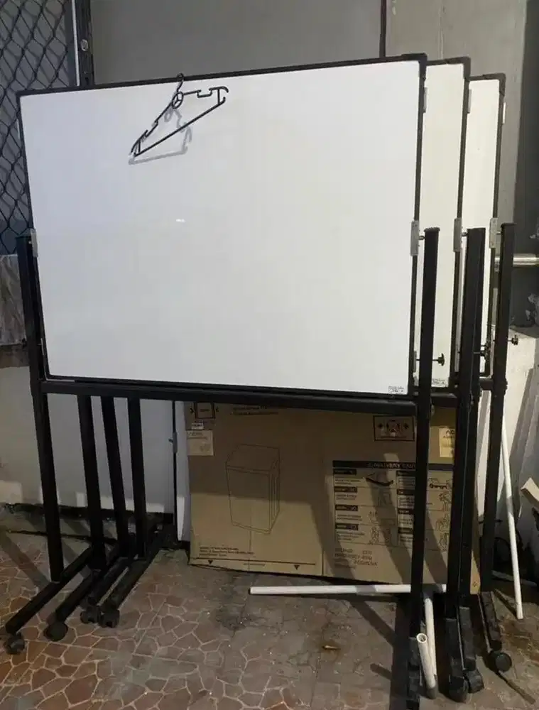 White Board dengan kaki besi