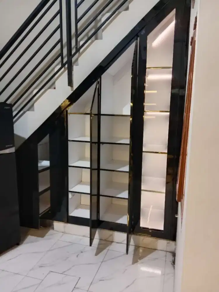 Lemari bawah tangga minimalis