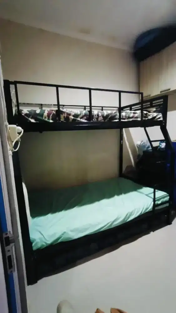 Di jual cepat ranjang set besi tingkat