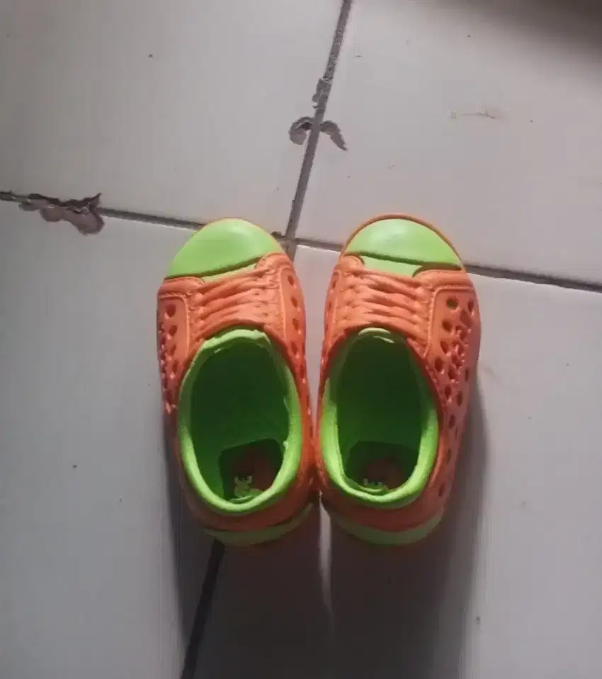 Sendal anak2 ada 2 pcs.