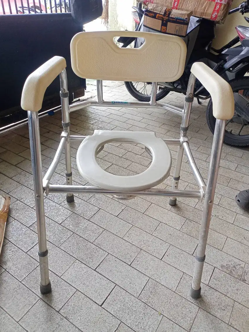 Kursi toilet guna manusia lanjut