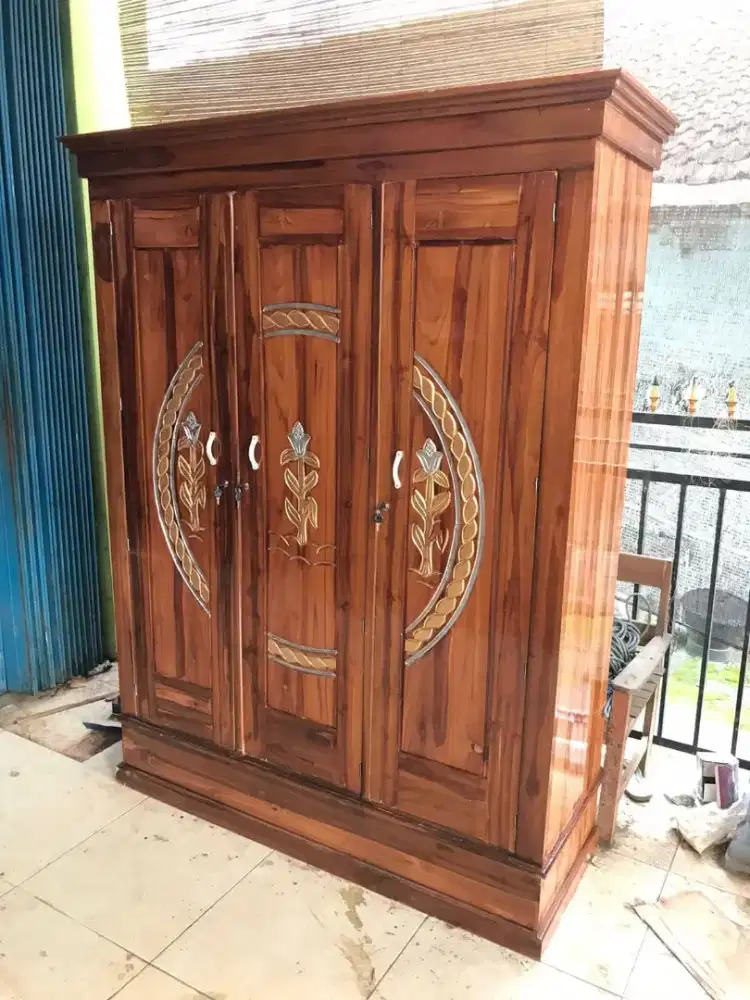 Lemari pakaian bahan kayu jati murah kuat dan tahan lama