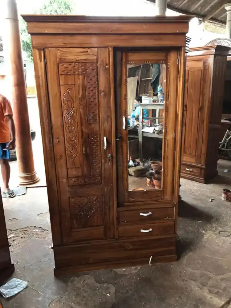 Lemari pakaian bahan kayu jati murah kuat berkualitas