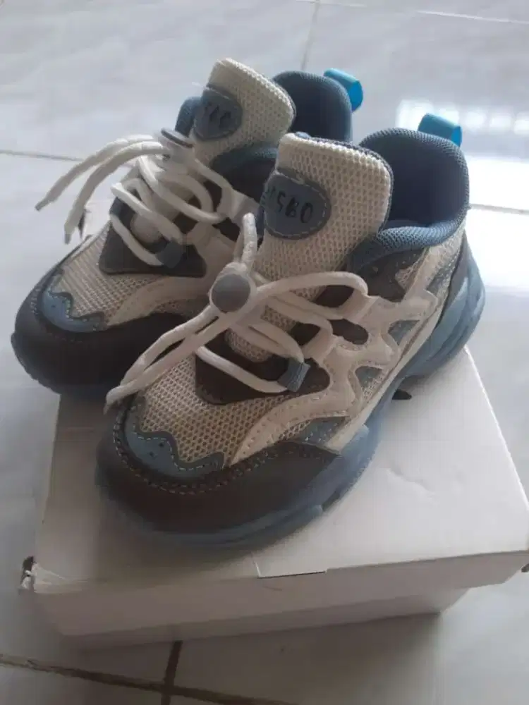 Sepatu sneaker anak unisex size 28